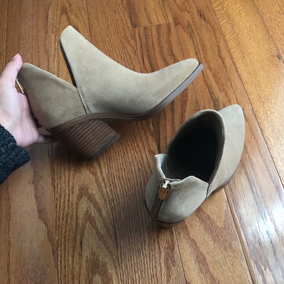Vince Camuto Shoes - Selling these Vince Camuto booties!
